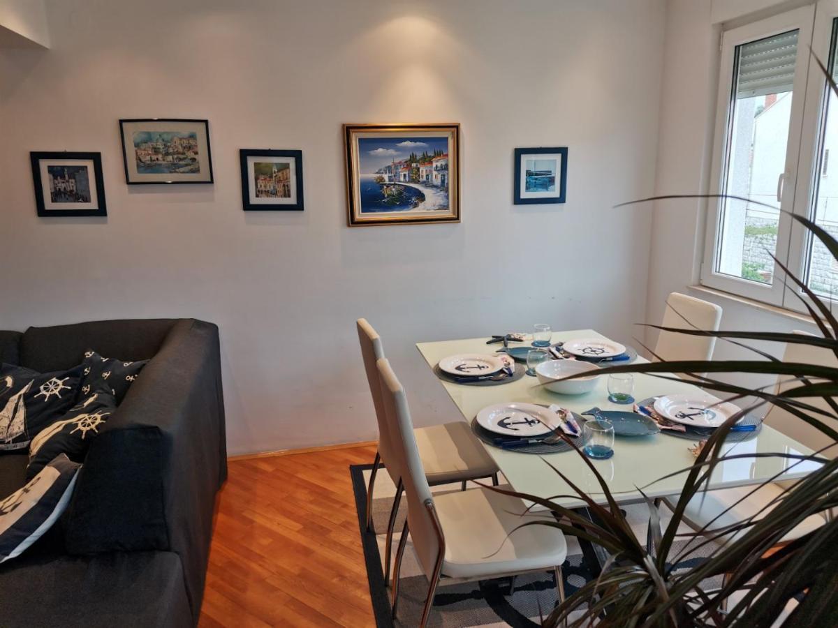 1 Apartmant & 1 Delux With Bathroom Apartment