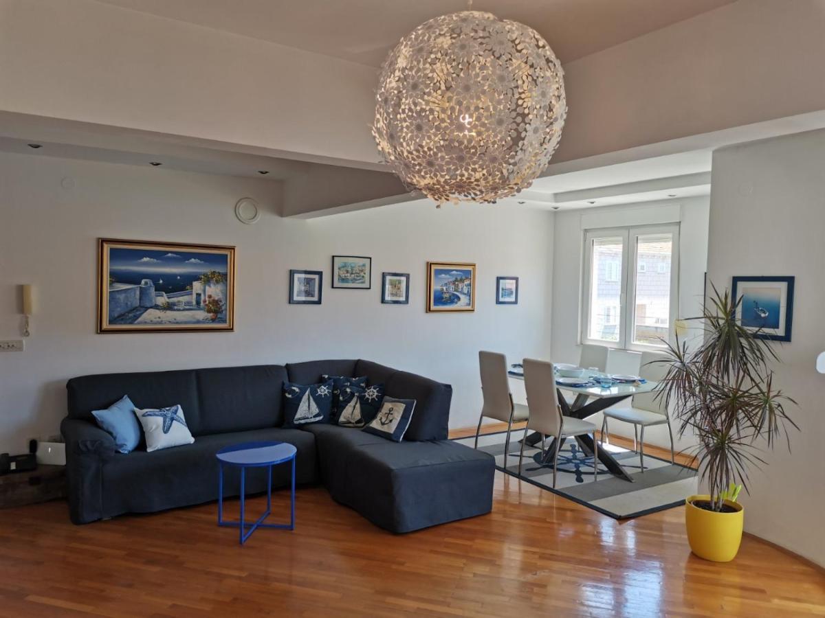 1 Apartmant & 1 Delux With Bathroom Apartment